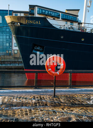 MV Fingal navire, hôtel flottant de luxe, en hiver avec gel sur quai, Leith, Édimbourg, Écosse, Royaume-Uni Banque D'Images