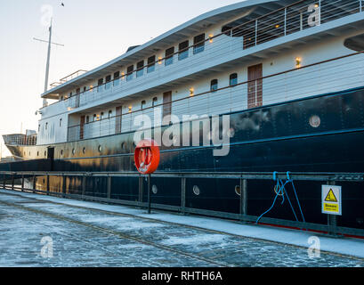 MV Fingal navire, hôtel flottant de luxe, en hiver avec gel sur quai, Leith, Édimbourg, Écosse, Royaume-Uni Banque D'Images