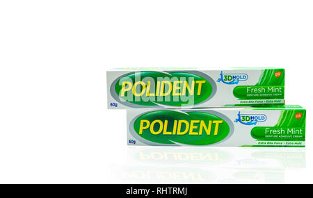 CHONBURI, THAÏLANDE - 11 octobre 2018 : Polident crème adhésive pour prothèses de menthe fraîche à la case isolée. Morsure supplémentaires et extra en vigueur. Produit de GSK. Man Banque D'Images