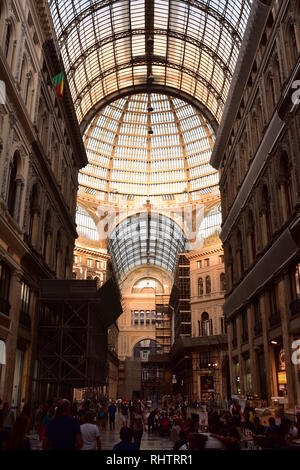 Des foules de gens marcher dans la galerie marchande de Galleria Umberto à Naples, durant la saison estivale. Banque D'Images