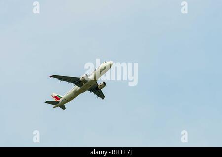 BANGKOK, THAÏLANDE - 27 janvier 2018 : la compagnie aérienne internationale Airbus A-320 après le décollage à l'aéroport de Suvarnabhumi en Thaïlande. Banque D'Images