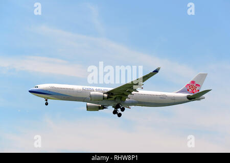 HONG KONG - June 04, 2015 : China Airlines un avion d'atterrir à l'aéroport de Hong Kong. China Airlines est la compagnie nationale et la plus grande compagnie aérienne de la Republi Banque D'Images