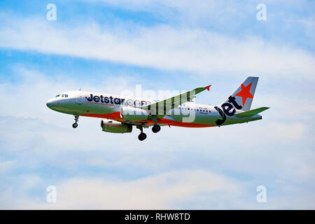 HONG KONG - June 04, 2015 : Jetstar atterrissage des aéronefs à l'aéroport de Hong Kong. Jetstar Airways Pty Ltd, sous le nom de Jetstar, est un airli à faible coût Banque D'Images