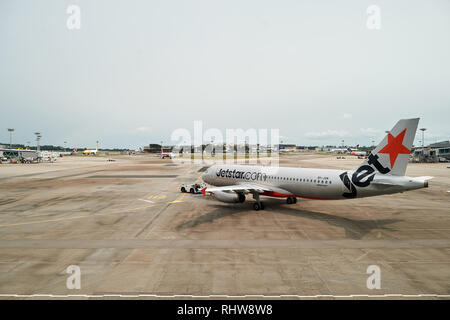 Singapour - 04 NOVEMBRE 2015 : appareils Jetstar dans l'aéroport Singapour Changi. Jetstar Airways Pty Ltd, sous le nom de Jetstar, est un ia à faible coût Banque D'Images