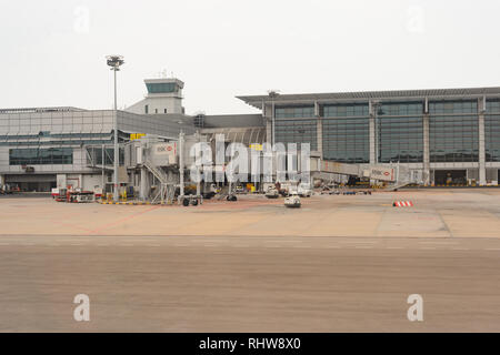 Singapour - 04 NOVEMBRE 2015 : vue sur l'aéroport à l'aéronef. L'aéroport Changi de Singapour est le principal aéroport civil de Singapour, et l'un des t Banque D'Images