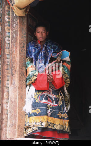 Légende : Axu, Sichuan, Chine - 19 août 2003. Un moine bouddhiste attend pour participer à la fête d'anniversaire de Gourou Rimpoche à un petit monastère dans Axu Banque D'Images