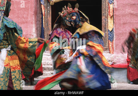 Légende : Axu, Sichuan, Chine - 19 août 2003. Danseurs masqués participent à la fête d'anniversaire de Gourou Rimpoche à un petit monastère dans Axu, la forme Banque D'Images