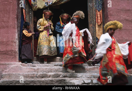 Légende : Axu, Sichuan, Chine - 19 août 2003. Les moines bouddhistes fichier hors d'une maison de prière à participer à la fête d'anniversaire de Gourou Rimpoche à un sm Banque D'Images