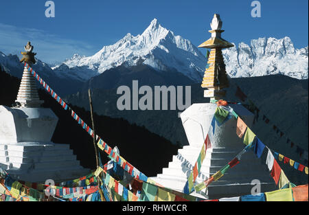 Stupas et les drapeaux de prières en face de Meili Shan, une montagne sacrée pour les bouddhistes tibétains, Xian de Dêqên, Province du Yunnan. Assis juste à l'intérieur des frontières de Yu Banque D'Images