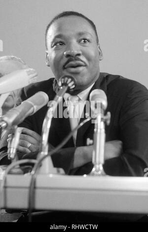 Martin Luther King, s'exprimant lors d'une conférence de presse à l'aéroport de Schiphol à Amsterdam, Hollande, le 15 août 1964. Banque D'Images