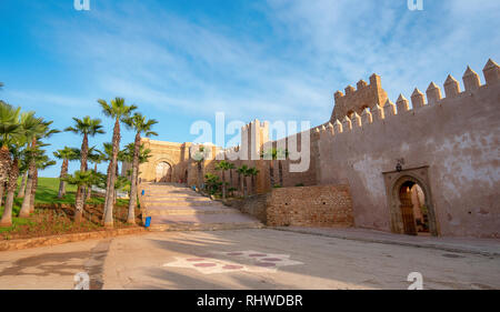 La Kasbah de l'Udayas (Oudayas) ancienne forteresse de Rabat au Maroc, la capitale du Maroc. La porte d'Almohad Bab Oudaia devant le mur fortifié Banque D'Images