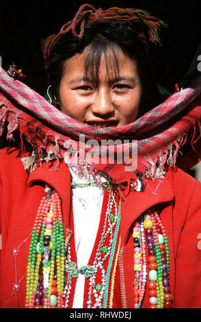 Une femme Yi des montagnes au-dessus de Weixi dans la province du Yunnan, en Chine. Elle porte un chapeau noir pour signifier qu'elle est mariée. Banque D'Images