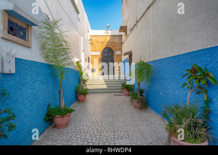 Belle rue en bleu et blanc à l'intérieur de la Kasbah de l'Udayas ( Kasbah des Oudaias ) ancienne forteresse à Rabat, capitale du Maroc. UNESCO World Banque D'Images