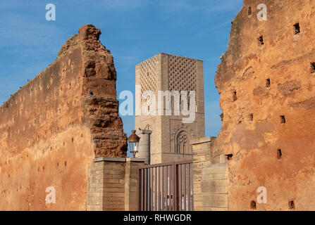 Le Mausolée de Mohammed V est un bâtiment historique situé sur le côté opposé de la Tour Hassan. dans la capitale de Rabat, Maroc. Banque D'Images