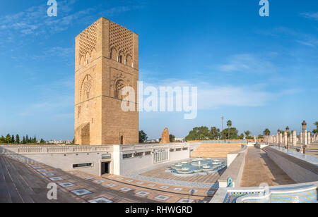 Le Mausolée de Mohammed V est un bâtiment historique situé sur le côté opposé de la Tour Hassan. dans la capitale de Rabat, Maroc. Banque D'Images