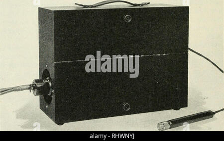 . Le Bell System Technical Journal. Télécommunication ; génie électrique ; Communication ; électronique ; la science, la technologie. 456 Bell System Technical Journal l'amplificateur d'accouplement ne soit pas diminué en conséquence, étant donné que, pour un fonctionnement efficace, l'impédance élevée du microphone nécessite un couplage entre deux spacial. Utiliser un tube à vide de type miniature offre la possibilité de réduire substantiellement la taille de l'assemblage de l'amplificateur. Mais il est légèrement plus grand dans diamètre que le microphone que l'on vient de décrire, l'inter-électrodes capacités sont assez faibles, et la pl Banque D'Images