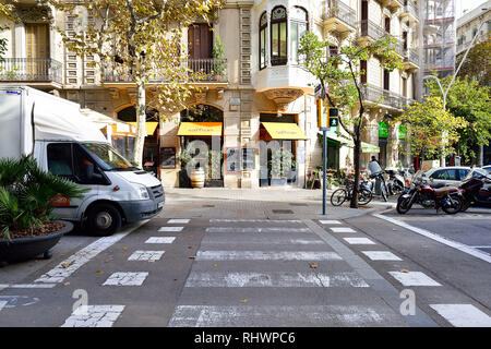 Barcelone, Espagne - 20 NOVEMBRE 2015 : les rues de Barcelone. Barcelone est une ville sur la côte du nord-est de l'Espagne, capitale de la Catalogne et de l'Espagne s Banque D'Images