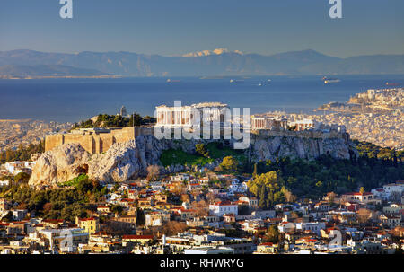 Vue aérienne sur Athènes avec te Acropole et port depuis la colline du Lycabette, la Grèce au lever du soleil Banque D'Images