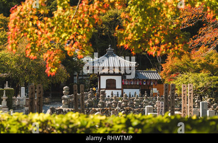 Adashino Nenbutsu-ji est un temple bouddhiste à Ukyo-ku, Kyoto, Japon. En 811 Kūkai est dit avoir fondé un temple, puis Honen altérer au présent Banque D'Images