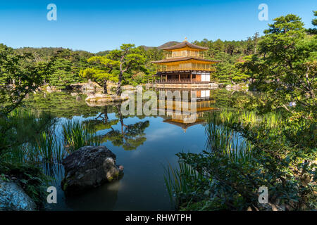 Golden Temple de Kinkaku-ji avec la réflexion dans l'étang à Kyoto Banque D'Images