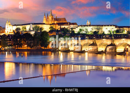 Le château de Prague et le pont Charles, la nuit Banque D'Images