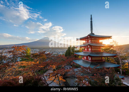 Chureito et fuji au coucher du soleil. L'une des plus célèbres images du Japon Banque D'Images