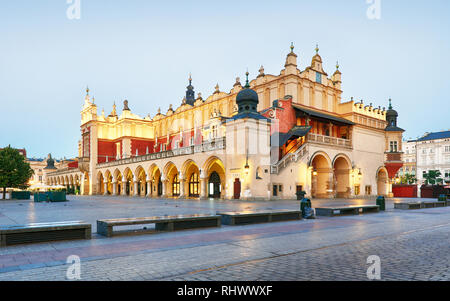 Cracovie - Sukiennice buidning avec Hôtel de ville en arrière-plan Banque D'Images