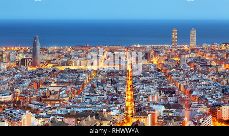 Barcelone, vue aérienne de nuit, Espagne Banque D'Images