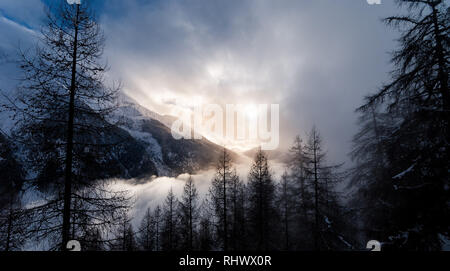 Un rayon de lumière sur une froide journée d'hiver dans la région de Hunsrück, Suisse Banque D'Images