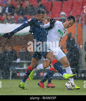 Augsburg, Allemagne. 3, 2019. L'Augsbourg Ji Dong-won (R) le dispute à Mayence, Jean-Philippe Gbamin lors d'un match de Bundesliga allemande entre FC Augsburg et FSV Mainz 05, à Augsburg, Allemagne, le 3 février 2019. Augsburg a gagné 3-0. Crédit : Philippe Ruiz/Xinhua/Alamy Live News Banque D'Images