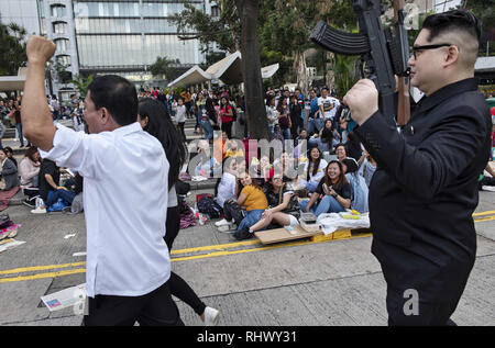 Hong Kong, Chine. 3, 2019. Rodrigo Duterte et Kim Jong-un message d'imitateurs d'vu et prendre des photos avec des citoyens philippins à Hong Kong. Credit : Miguel Candela/SOPA Images/ZUMA/Alamy Fil Live News Banque D'Images