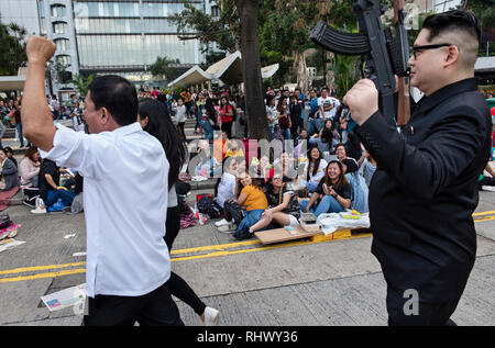 Rodrigo Duterte et Kim Jong-un message d'imitateurs d'vu et prendre des photos avec des citoyens philippins à Hong Kong. Banque D'Images