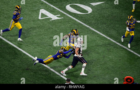 Atlanta. 3, 2019. New England Patriots' Rob Gronkowski R (en bas) est en concurrence au cours de la Super Bowl de la NFL LIII match de football entre New England Patriots et Los Angeles Rams à Atlanta, aux États-Unis, le 3 février 2014. New England Patriots a gagné 13-3. Source : Xinhua/Alamy Live News Banque D'Images