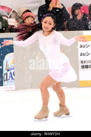 Sapporo, Japon. Feb, 2019 4. L'ancien champion du monde de patinage artistique Miki Ando, effectue sur la glace à la 70e Festival annuel de la neige de Sapporo à Sapporo au Japon nortern l'île de Hokkaido le lundi 4 février, 2019. La semaine de festival de la neige a débuté à l'Odori Park dans le centre de Sapporo à Février 11 et de plus de 2,5 millions de personnes s'attendent à visiter le festival. Credit : Yoshio Tsunoda/AFLO/Alamy Live News Banque D'Images