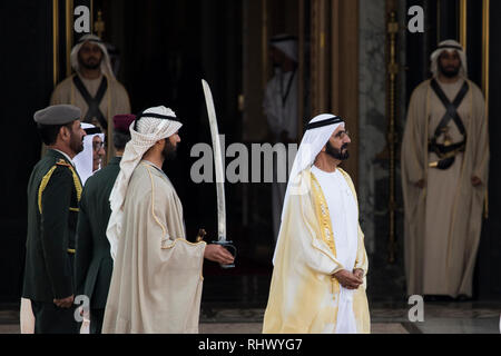 Abu Dhabi, Emirats Arabes Unis. Le 04 février, 2019. Le dirigeant de Dubaï, Cheikh Mohammed bin Rashid Al-Maktoum attend l'arrivée du Pape François (pas sur la photo) pour le palais présidentiel. Le Pape est sur la toute première visite du pape à la péninsule Arabe. Credit : Gehad Hamdy/dpa/Alamy Live News Banque D'Images