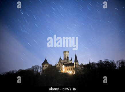 04 février 2019, Basse-Saxe, Pattensen : le ciel étoilé au-dessus du château de Marienburg dans la région de Hanover brille (longue exposition de six minutes). Ernst August von Hannover chambre veut vendre le pays son château pour un euro, parce qu'une rénovation serait supérieure à ses possibilités financières. La vente semblent déjà être un fait accompli, mais après les conflits familiaux entre les Guelfes, il est maintenant sur la glace pour le moment. Photo : Julian Stratenschulte/dpa Banque D'Images