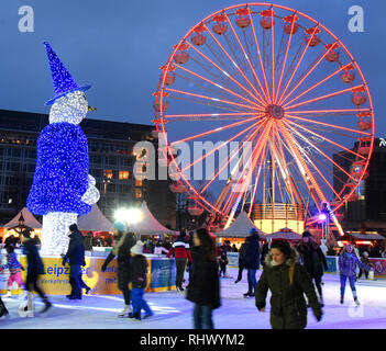 Leipzig, Allemagne. 06Th Feb 2019. Au milieu de la ville, de nombreux patineurs se ruent sur la patinoire en face de l'opéra. Jusqu'au début de mars, les amateurs de sport pourront faire un tour de la grande bleue 'Eisaugust' devant une grande roue sur une superficie totale de 960 mètres carrés. Le système offre jusqu'à 29 degrés plus sur la glace. Credit : Waltraud Grubitzsch/dpa-Zentralbild/ZB/dpa/Alamy Live News Banque D'Images