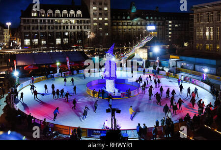 Leipzig, Allemagne. 06Th Feb 2019. Au milieu de la ville, de nombreux patineurs se ruent sur la patinoire en face de l'opéra. Jusqu'au début de mars, les amateurs de sport pourront faire un tour de la grande bleue 'Eisaugust' devant une grande roue sur une superficie totale de 960 mètres carrés. Le système offre jusqu'à 29 degrés plus sur la glace. Credit : Waltraud Grubitzsch/dpa-Zentralbild/ZB/dpa/Alamy Live News Banque D'Images