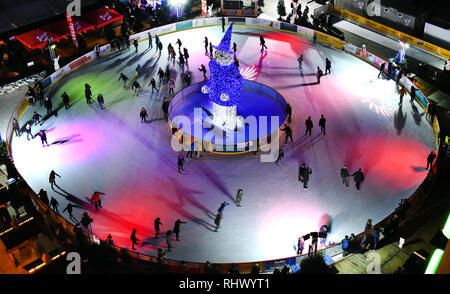 Leipzig, Allemagne. 06Th Feb 2019. Au milieu de la ville, de nombreux patineurs se ruent sur la patinoire en face de l'opéra. Jusqu'au début de mars, les amateurs de sport pourront faire un tour de la grande bleue 'Eisaugust' devant une grande roue sur une superficie totale de 960 mètres carrés. Le système offre jusqu'à 29 degrés plus sur la glace. Credit : Waltraud Grubitzsch/dpa-Zentralbild/ZB/dpa/Alamy Live News Banque D'Images