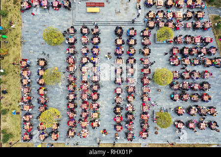 Beijing, Chine. 3, 2019. Photo aérienne prise le 3 février 2019 montre un banquet pour la fête du printemps à venir au village de Hutang Lianhua dans Comté de Pingxiang, est de la Chine, la province de Jiangxi. La fête du printemps, ou le Nouvel An Chinois, tombe le 5 février cette année. Crédit : Li Guidong/Xinhua/Alamy Live News Banque D'Images