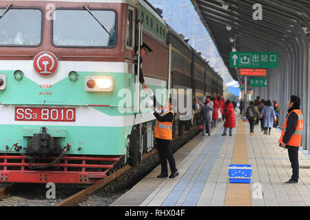 Qiandongnan, province du Guizhou en Chine. Feb, 2019 4. Livraison de nourriture femme les mains sur un panier-repas pour le conducteur du train à Kaili Gare du Sud dans la région de Kaili, dans la province du Guizhou en Chine du sud-ouest, 4 février 2019. Les gens de diverses industries s'en tenir à leurs postes à la veille du festival de printemps qui tombe le 5 février cette année. Credit : Wu Jibin/Xinhua/Alamy Live News Banque D'Images