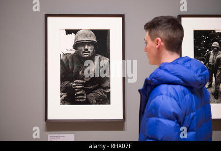 La Tate Britain, Londres, Royaume-Uni. 4 Février, 2019. Une grande rétrospective de la photographe britannique légendaire Sir Don McCullin. Réputé comme l'une des plus grands photographes vivants, McCullin a saisi des images de conflits à travers le monde y compris le Vietnam, l'Irlande du Nord, le Liban et le Biafra. Image : US Marine de choc, la bataille de Hue 1968. Tate et National Galleries of Scotland. Credit : Malcolm Park/Alamy Live News Banque D'Images