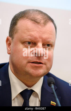 Riga, Lettonie. 4 Février, 2019. Arti Hilpus Ambadassor d'Estonie, de la Lettonie, Krisjanis KARINS, Premier Ministre de Lettonie et Saulus Skvernelis, Premier Ministre de la Lituanie, au cours de conférence de presse, après la réunion du Conseil balte des ministres. Credit : Gints Ivuskans/Alamy Live News Banque D'Images