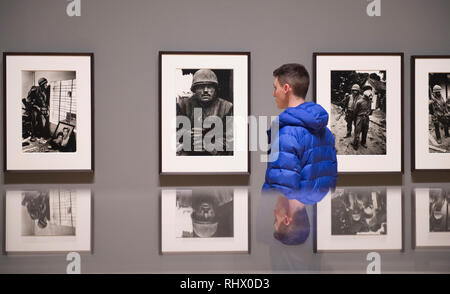 La Tate Britain, Londres, Royaume-Uni. 4 Février, 2019. Une grande rétrospective de la photographe britannique légendaire Sir Don McCullin. Réputé comme l'une des plus grands photographes vivants, McCullin a saisi des images de conflits à travers le monde y compris le Vietnam, l'Irlande du Nord, le Liban et le Biafra. Avec plus de 250 photographies, toutes imprimées par l'artiste lui-même dans sa propre chambre noire, cette exposition est une occasion unique de voir la portée de McCullin la carrière. L'image (à gauche) : La bataille pour la ville de Hue, Vietnam du Sud, US Marine à l'intérieur de la Chambre civile de 1968. Credit : Malcolm Park/Alamy Live News Banque D'Images