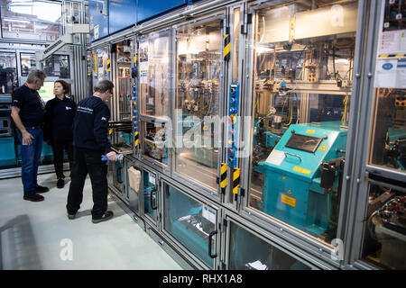 04 février 2019, Berlin : Compositeur Jürgen Rudolph (r) est debout à une machine de production dans l'usine de Berlin fabricant rasoir Gillette. L'usine Gillette dans Berlin-Tempelhof produit des rasoirs "premium" pour les trois continents, selon le fabricant Gillette. Photo : Bernd von Jutrczenka/dpa Banque D'Images