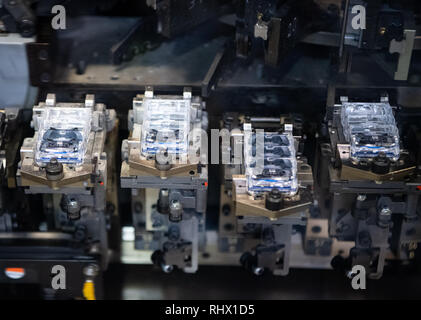 04 février 2019, Berlin : lames de rasoir fonctionner grâce à une machine de production dans l'usine de Berlin du fabricant de rasoir Gillette. L'usine Gillette dans Berlin-Tempelhof produit des rasoirs "premium" pour les trois continents, selon le fabricant Gillette. Photo : Bernd von Jutrczenka/dpa Banque D'Images