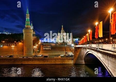 07.05.2015, vue de la Place Rouge à Moscou avec la cathédrale Saint-Basile qui est aussi appelé la cathédrale de Saint Basile le Bienheureux ou Maria Furbitte Cathédrale à la douve. Afficher le long de la Grande Moskwa Bridge at Dusk. Dans le monde d'utilisation | Banque D'Images