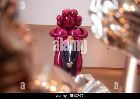 Ashmolean Museum, Oxford, UK. Feb 2019 4ème. Artiste Jeff Koons à l'Ashmolean Museum, Oxford, avant l'ouverture de la grande exposition, Piictured en face de "Balloon Vénus (Magenta). Crédit : Richard Cave/Alamy Live News Banque D'Images