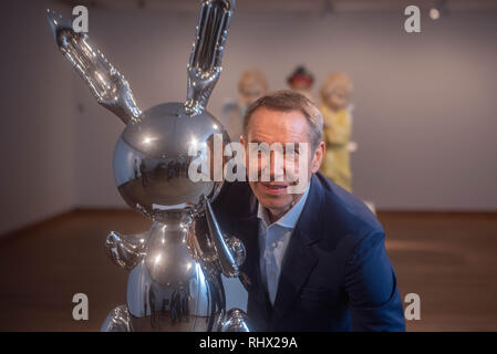 Ashmolean Museum, Oxford, UK. Feb 2019 4ème. Artiste Jeff Koons à l'Ashmolean Museum, Oxford, avant l'ouverture de la grande exposition, Jeff Koons à l'Ashmolean photographiée avec 'Lapin' Crédit : Richard Cave/Alamy Live News Banque D'Images