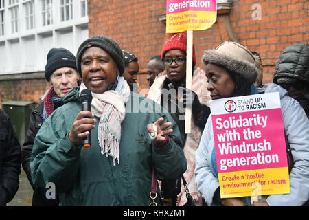 Londres, Royaume-Uni. Feb 2019 4ème. La communauté jamaïcaine protester contre la Jamaïque gouvernement agissant comme un esclave de l'Empire britannique à la collusion avec les Anglais govreanment la déportation de 36 Jamaican vivant au Royaume-Uni puisqu'il s'agit d'un enfant. Certains même le mariage avec une dame anglaise et d'avoir des enfants. Les manifestants exigent la Jamaïque gouvernement de rejeter le vol charter pour la Jamaïque le mercredi 6 mai 2019 à l'extérieur de la Commission supérieure de la Jamaïque, Londres 1 Prince Consort Road, London, UK. Credit Photo : Alamy/Capital Live News Banque D'Images